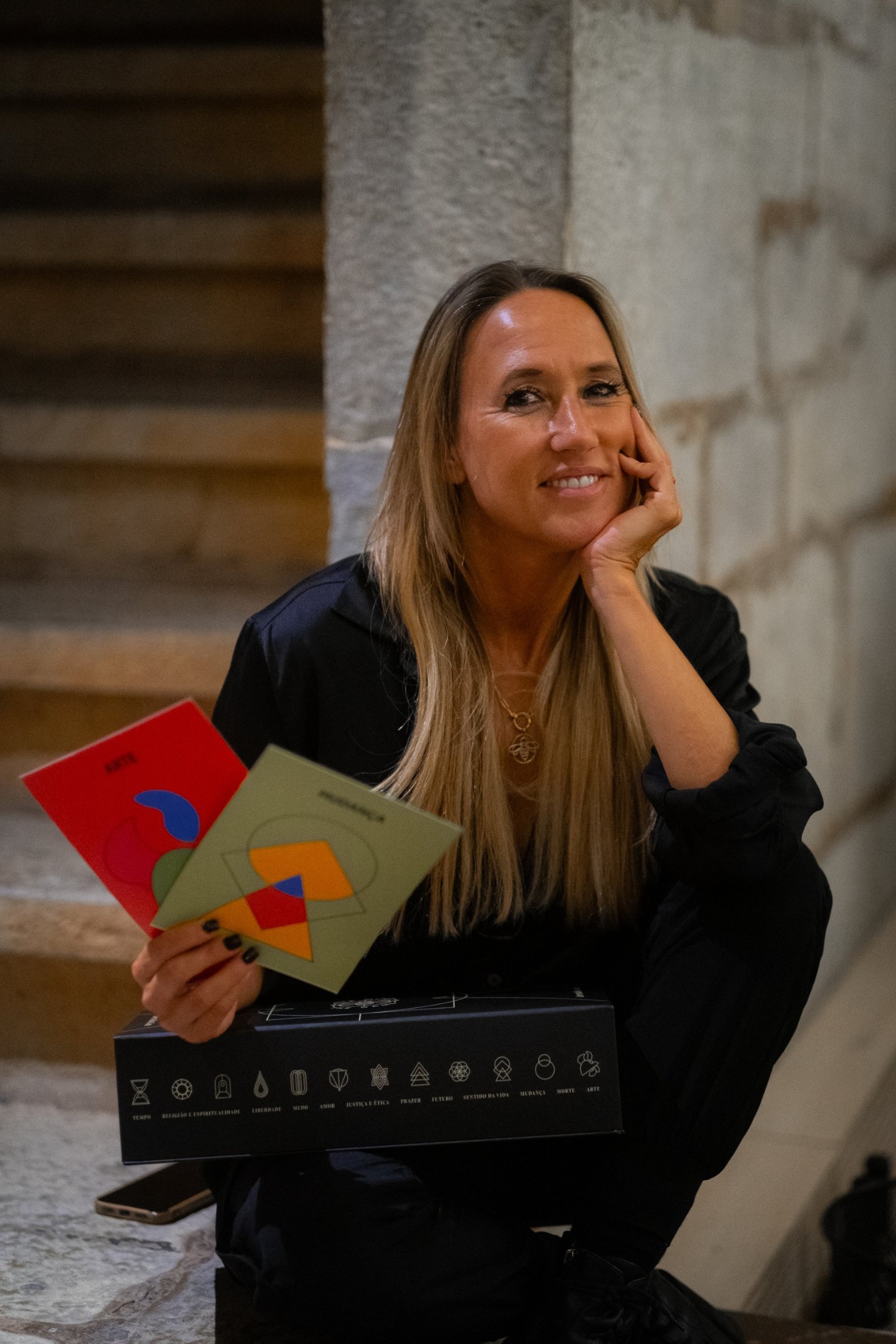 Isabel Saldanha segurando cartas do jogo Bee Mind