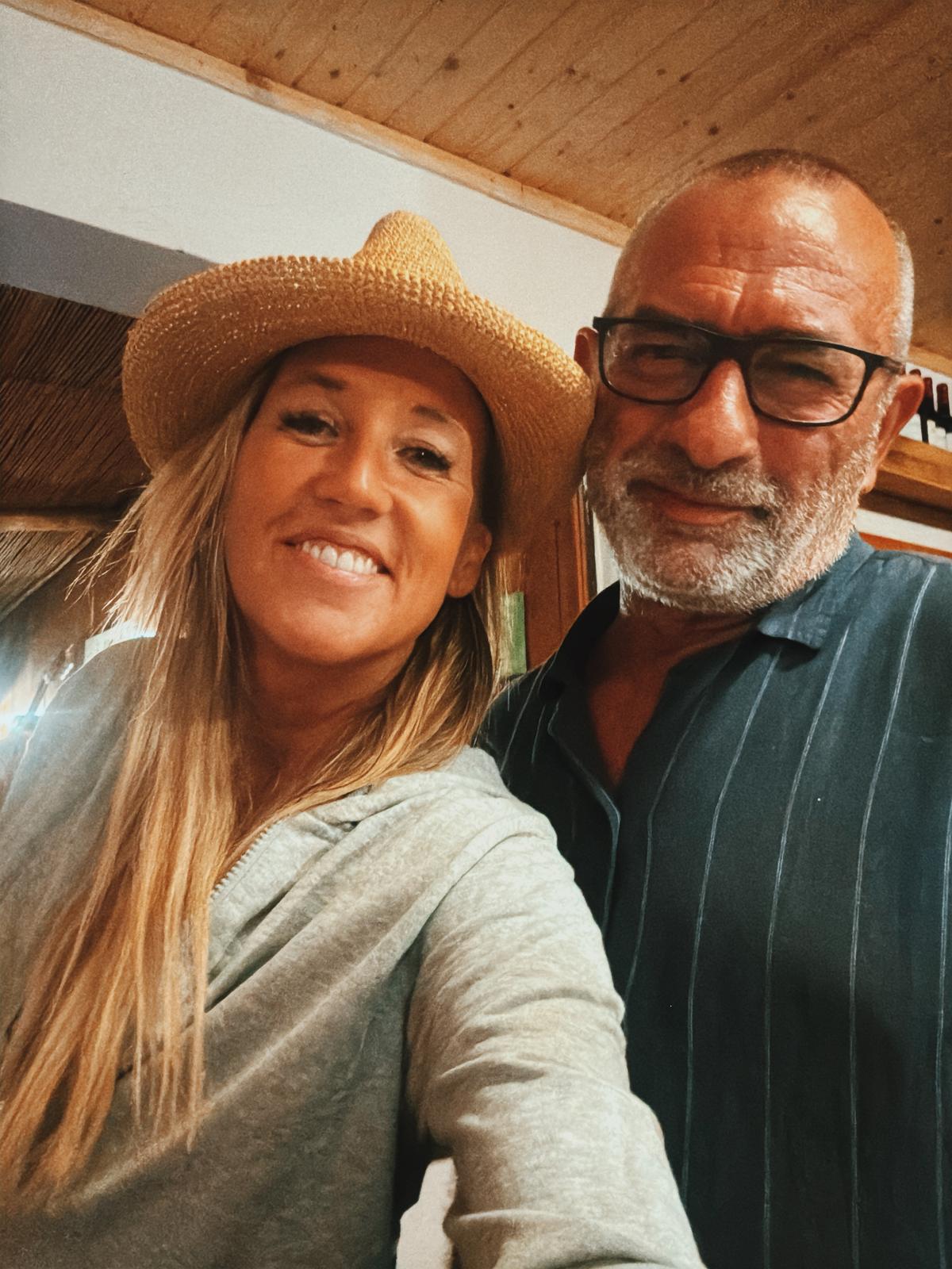 Isabel Saldanha, de chap&eacute;u de palha, numa fotografia tirada pela pr&oacute;pria com um homem de barba branca e &oacute;culos encontrado pelo caminho
