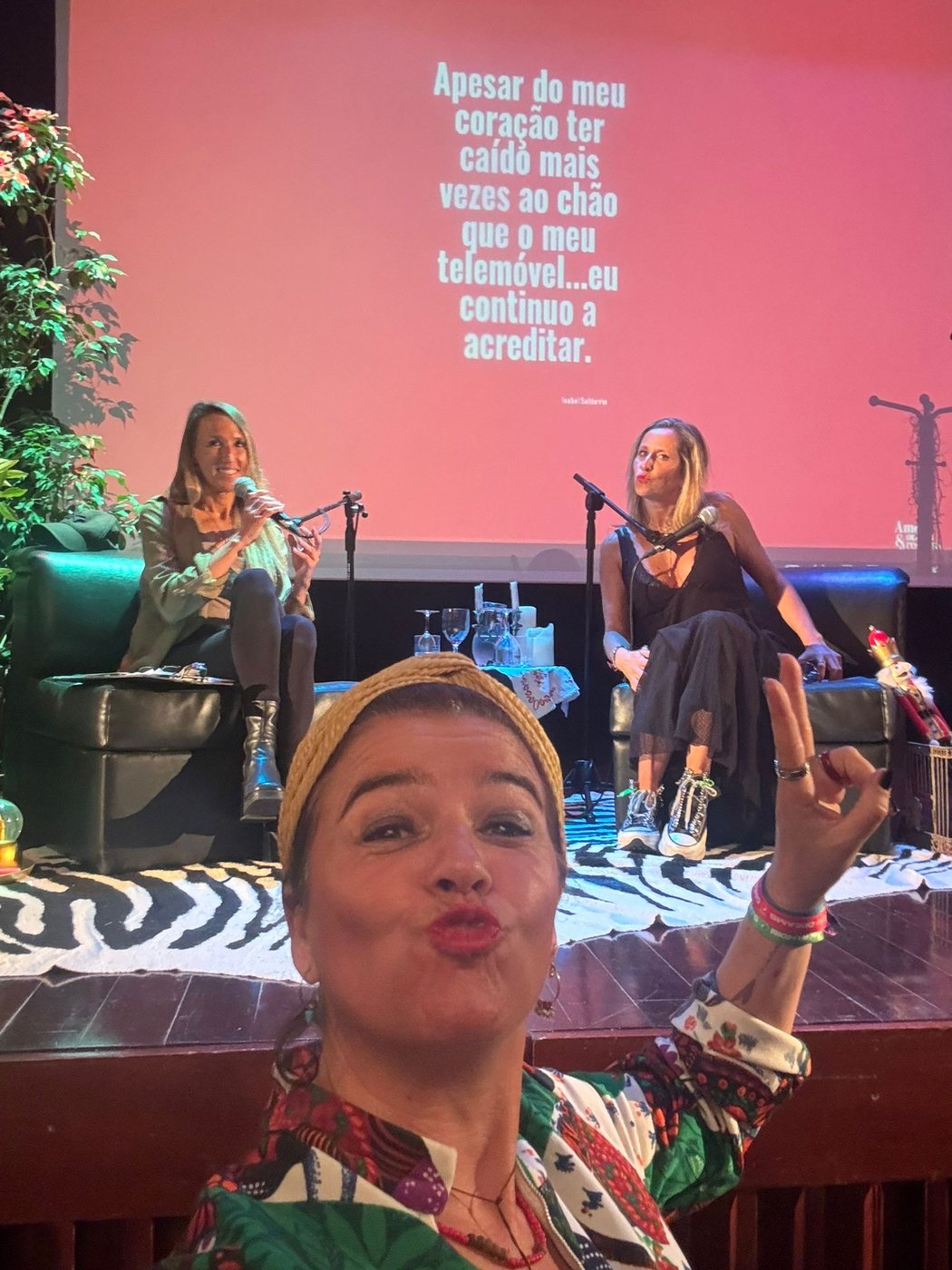 Isabel Saldanha no palco, num momento descontra&iacute;do da sess&atilde;o