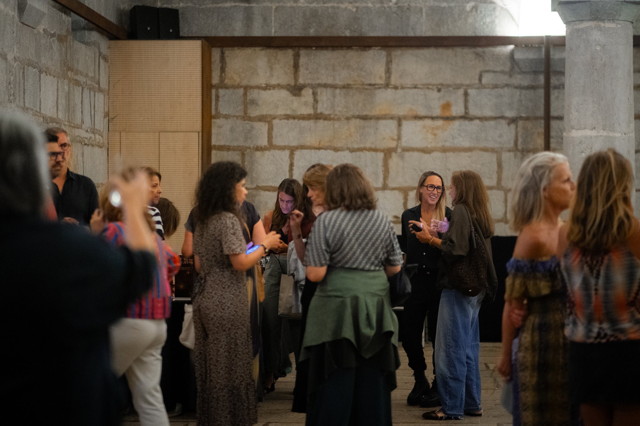 Sala de uma Noite Filosófica, com várias pessoas em conversa