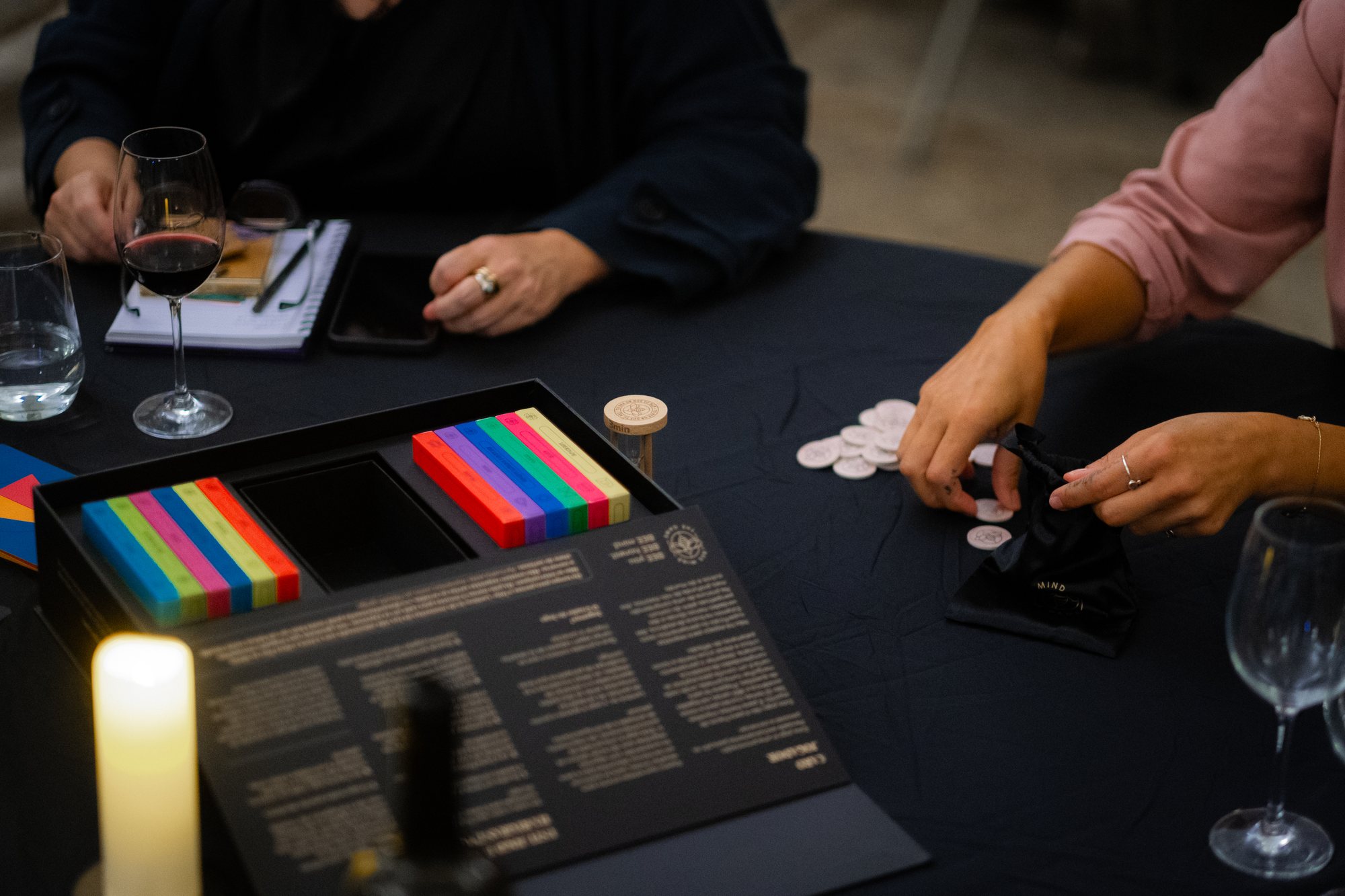 Mesa de uma Noite Filosófica, com o jogo Bee Mind, vinho e conversa