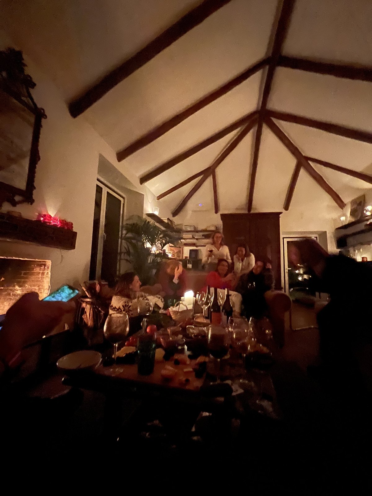 Grupo reunido &agrave; mesa, &agrave; luz de velas, numa tert&uacute;lia