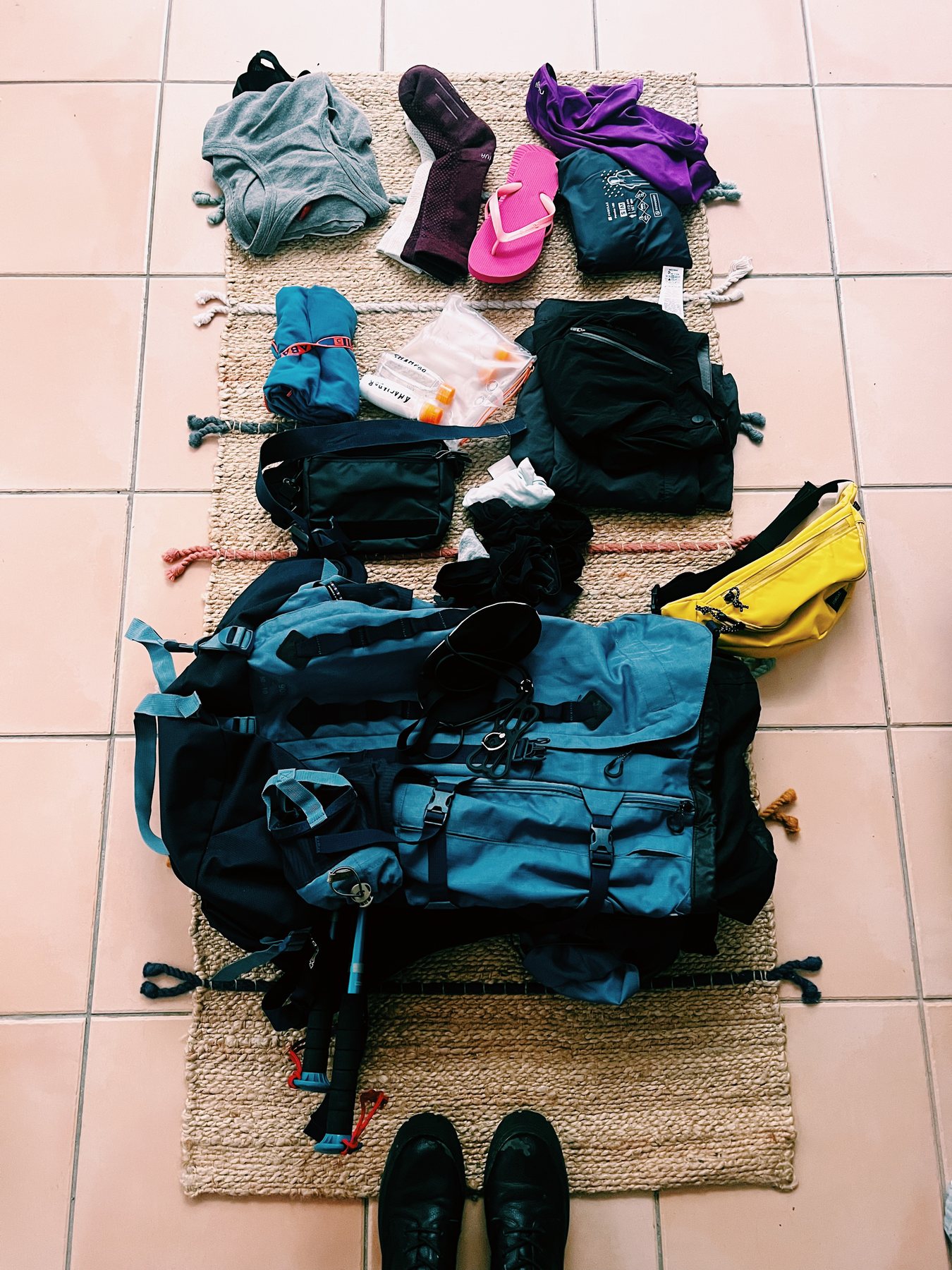 Mala e material de viagem organizados no ch&atilde;o, prontos para partir